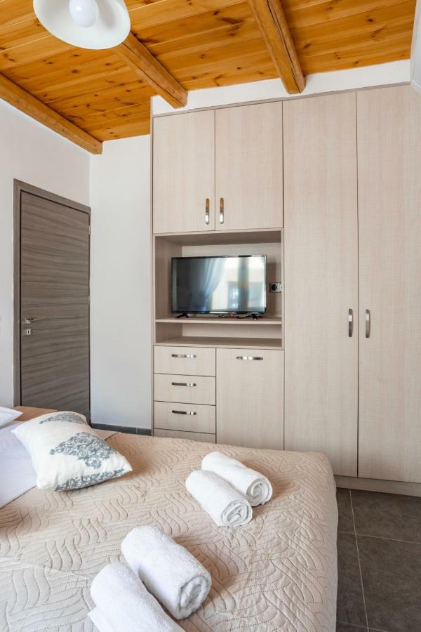 Marilena Natural Stone House, By Hellocrete Holiday home *