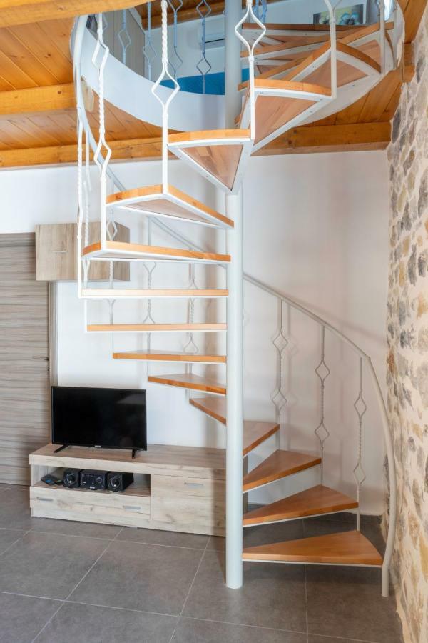 Marilena Natural Stone House, By Hellocrete Holiday home *